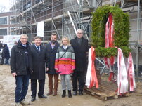 Von links: Rudolf Helmut Kauer, Schulleiter Lessing, Staatsrat Rainer Schulz, Architekt Friedrich Prassler, Sabine Hansen Schulleiterin „Alexander von Humboldt“ und Ewald Rowohlt Geschäftsführer von GMH. Foto: © Fey-Obersteller