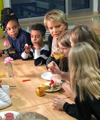 Schauspielerin und "brotZeit"-Initiatorin Uschi Glas hatte viel Spaß mit den Kindern der Brüder-Grimm-Schule in Billstedt. Foto: © Peter Albrecht